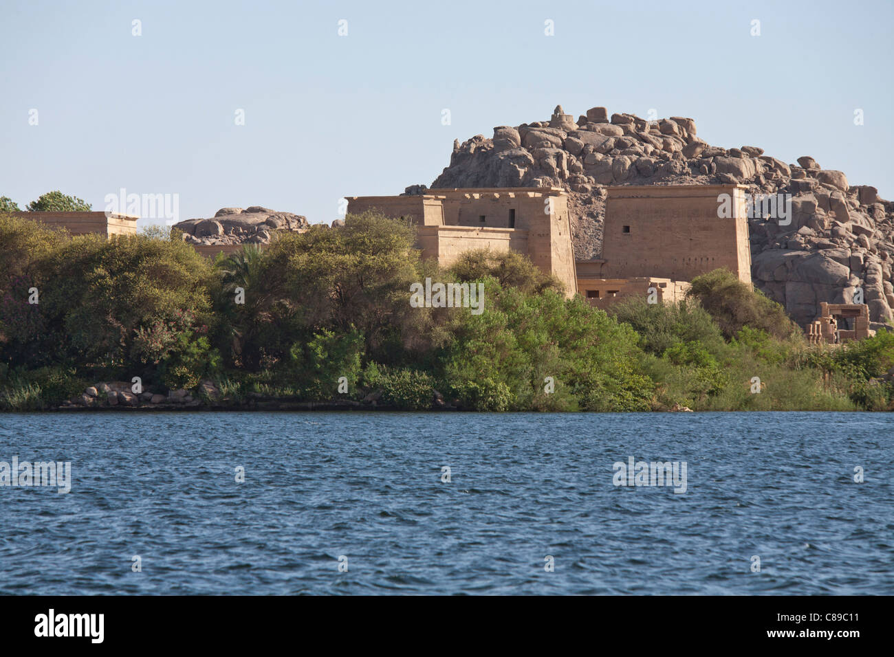 Vista Isola Aglika dalle acque del lago Nasser, Tempio di Iside a Philae, Aswan Alto Egitto Foto Stock