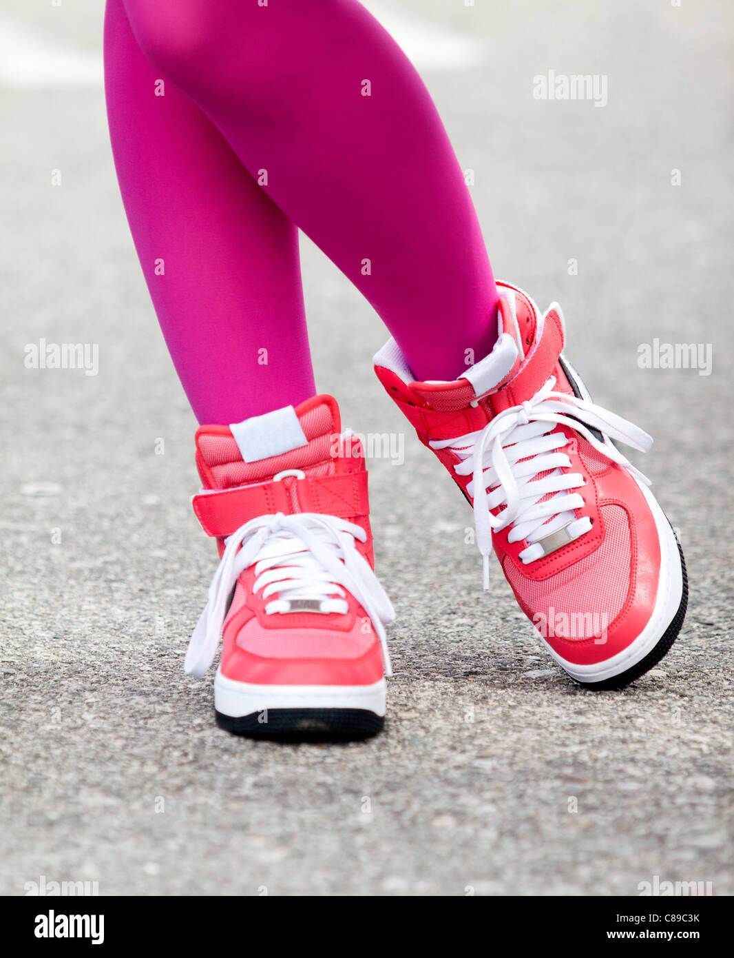 Giovani Harajuku girl modeling scarpe da tennis con il coordinamento leotards Foto Stock