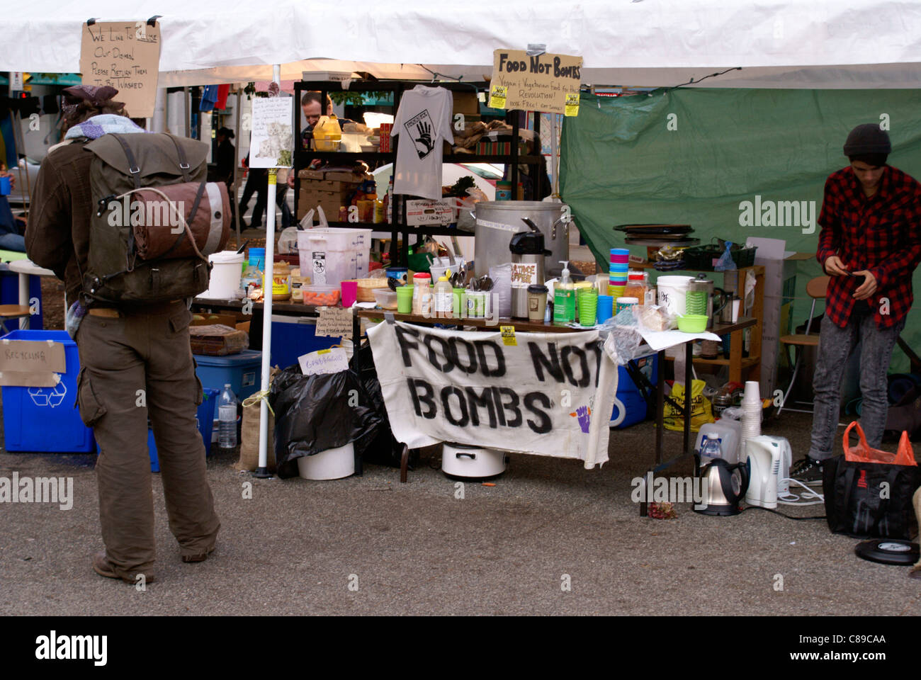 Libera concessione di cibo a occupare Vancouver rally in Vancouver, British Columbia, Canada. Foto Stock