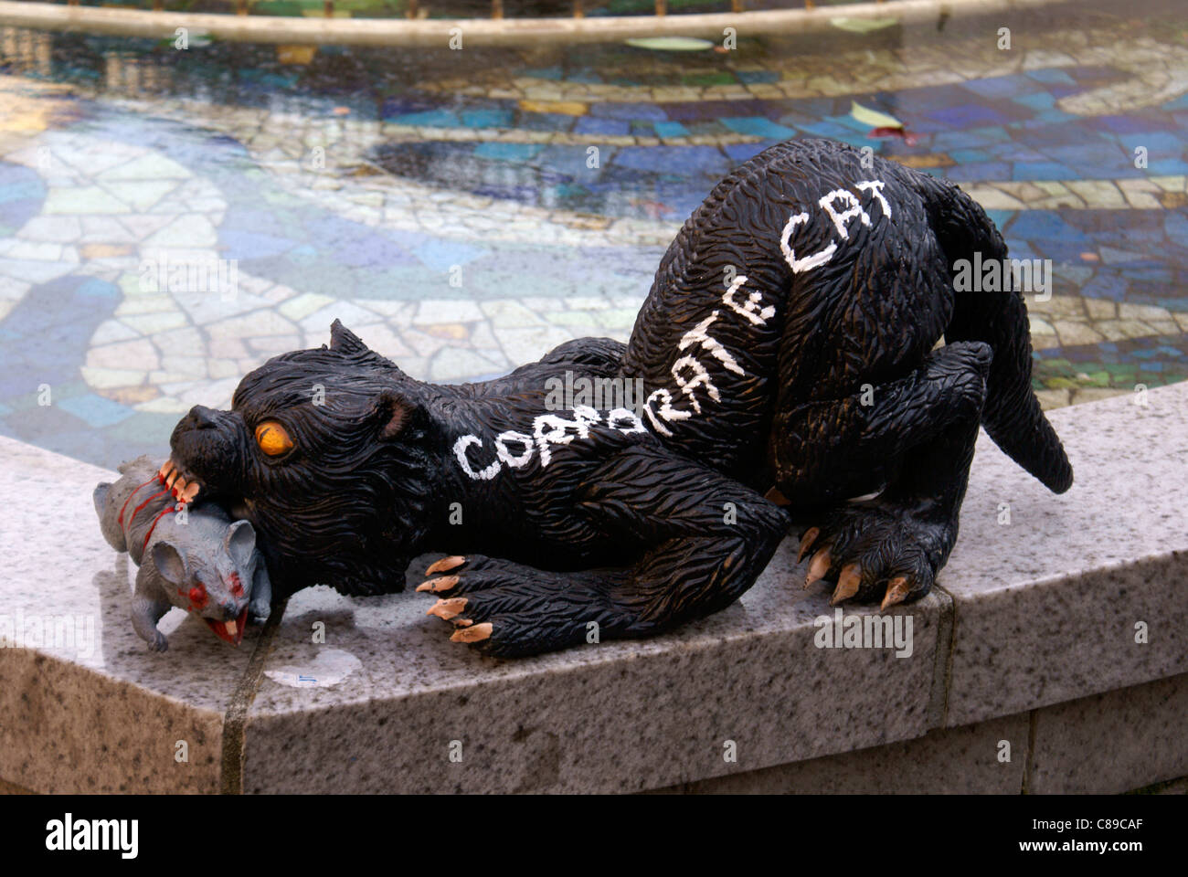 Corporate fat cat effigie a occupare Vancouver rally in Vancouver, British Columbia, Canada. Foto Stock