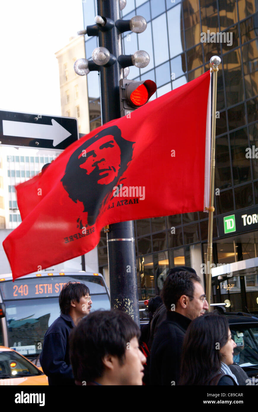 Protester portante un Che Guevara bandiera a occupare rally di Vancouver, Vancouver, British Columbia, Canada. Foto Stock
