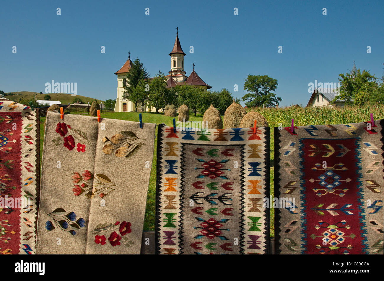 Il paesaggio tradizionale di una chiesa e di tappeti fatti a mano in Moldavia, Romania Foto Stock
