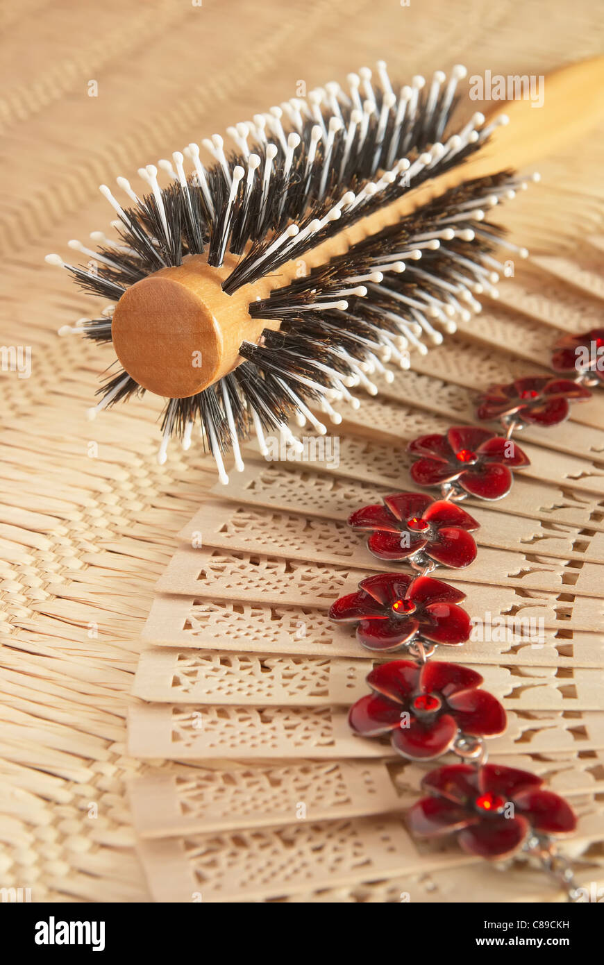 Pettine in legno per capelli, ventola di legno e collana rosso Foto Stock