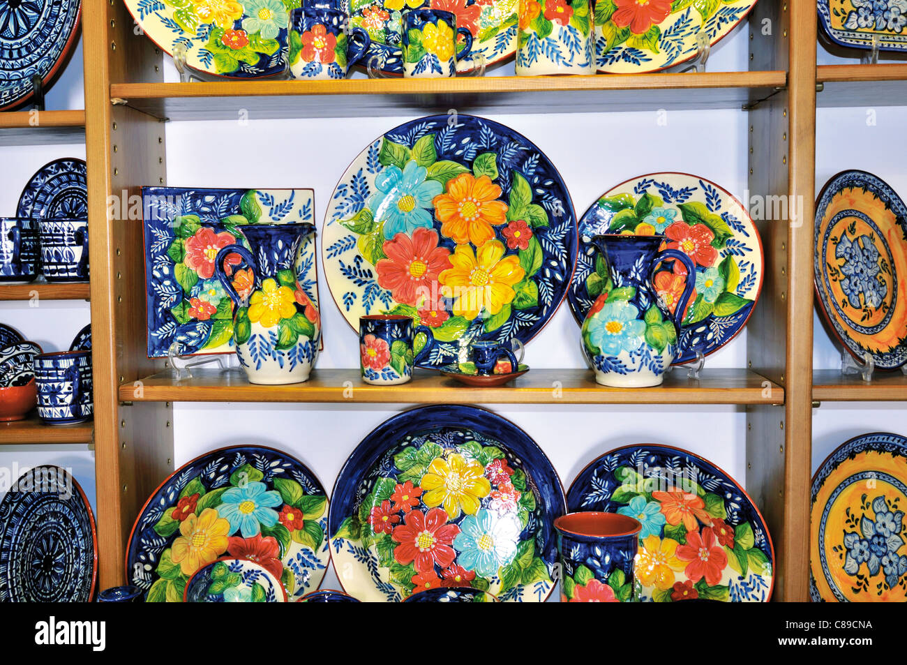 Portogallo Alentejo: tradizionali prodotti in ceramica nel negozio di souvenir 'Mufla' in Monsaraz Foto Stock