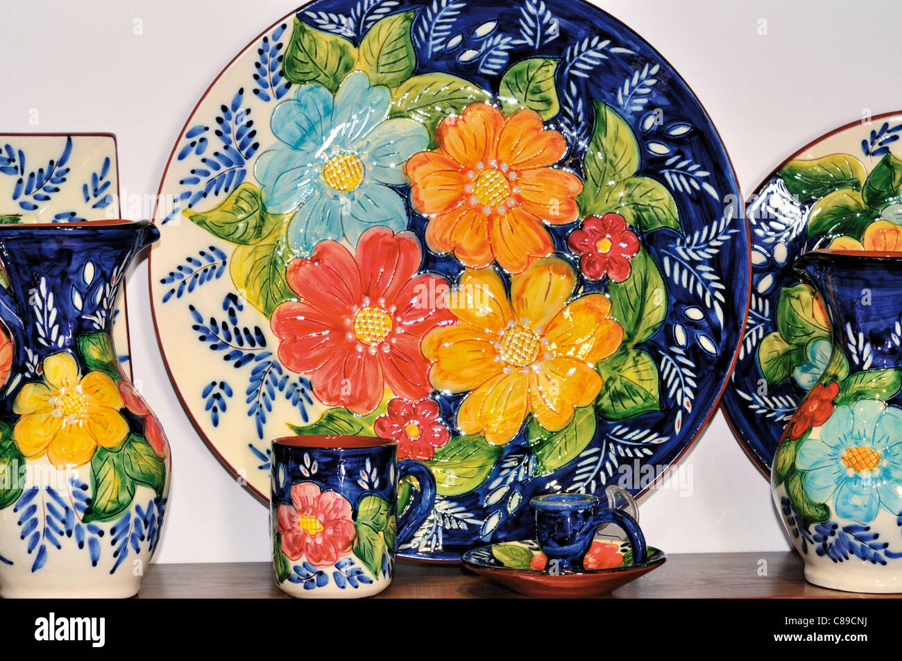 Portogallo Alentejo: tradizionali prodotti in ceramica nel negozio di souvenir 'Mufla' in Monsaraz Foto Stock
