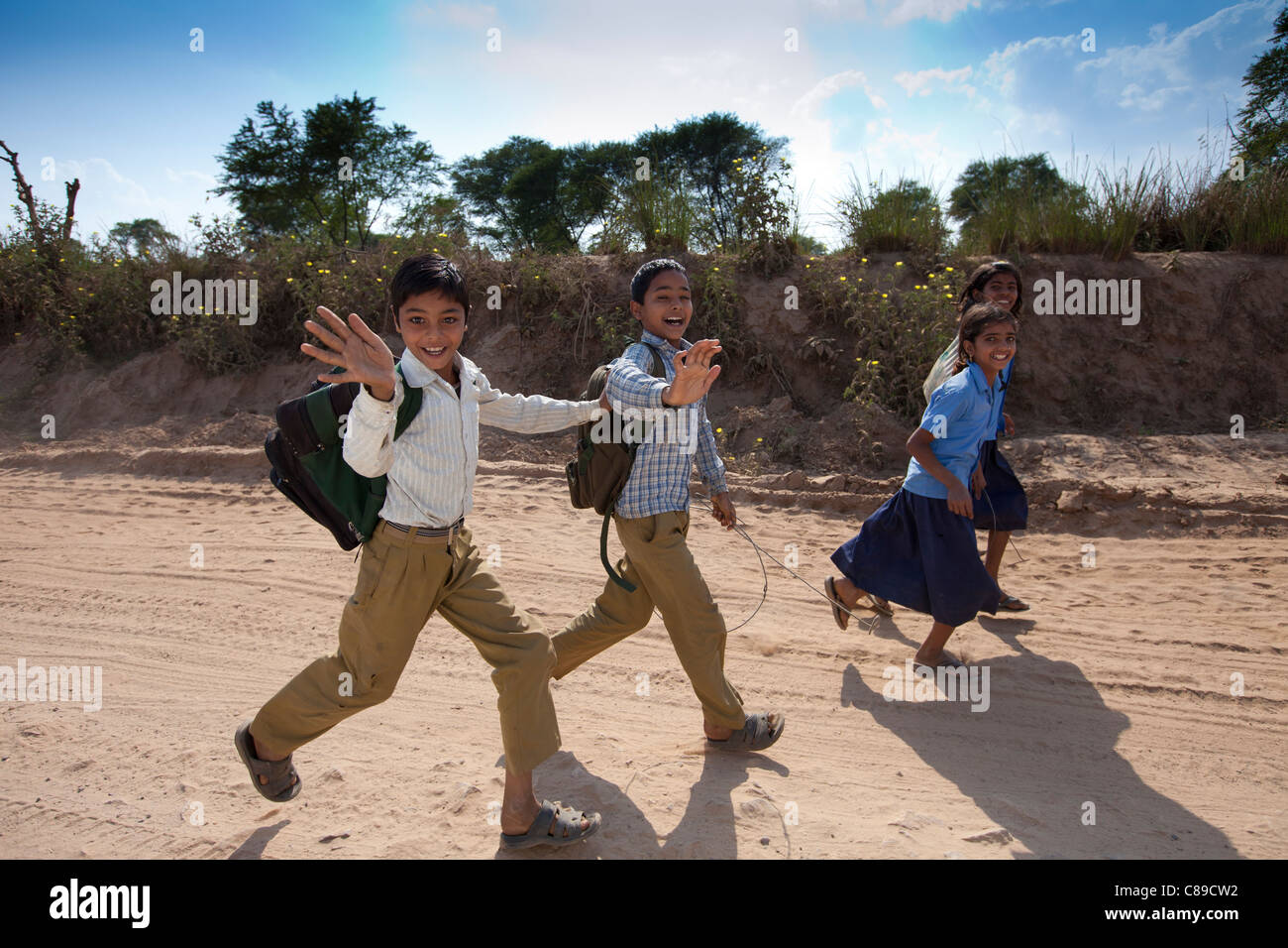 Indian gli scolari che andare a scuola a piedi a Doeli in Sawai Madhopur, Rajasthan, India settentrionale Foto Stock
