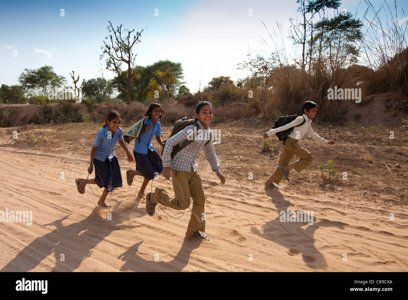 Indian gli scolari che andare a scuola a piedi a Doeli in Sawai Madhopur, Rajasthan, India settentrionale Foto Stock