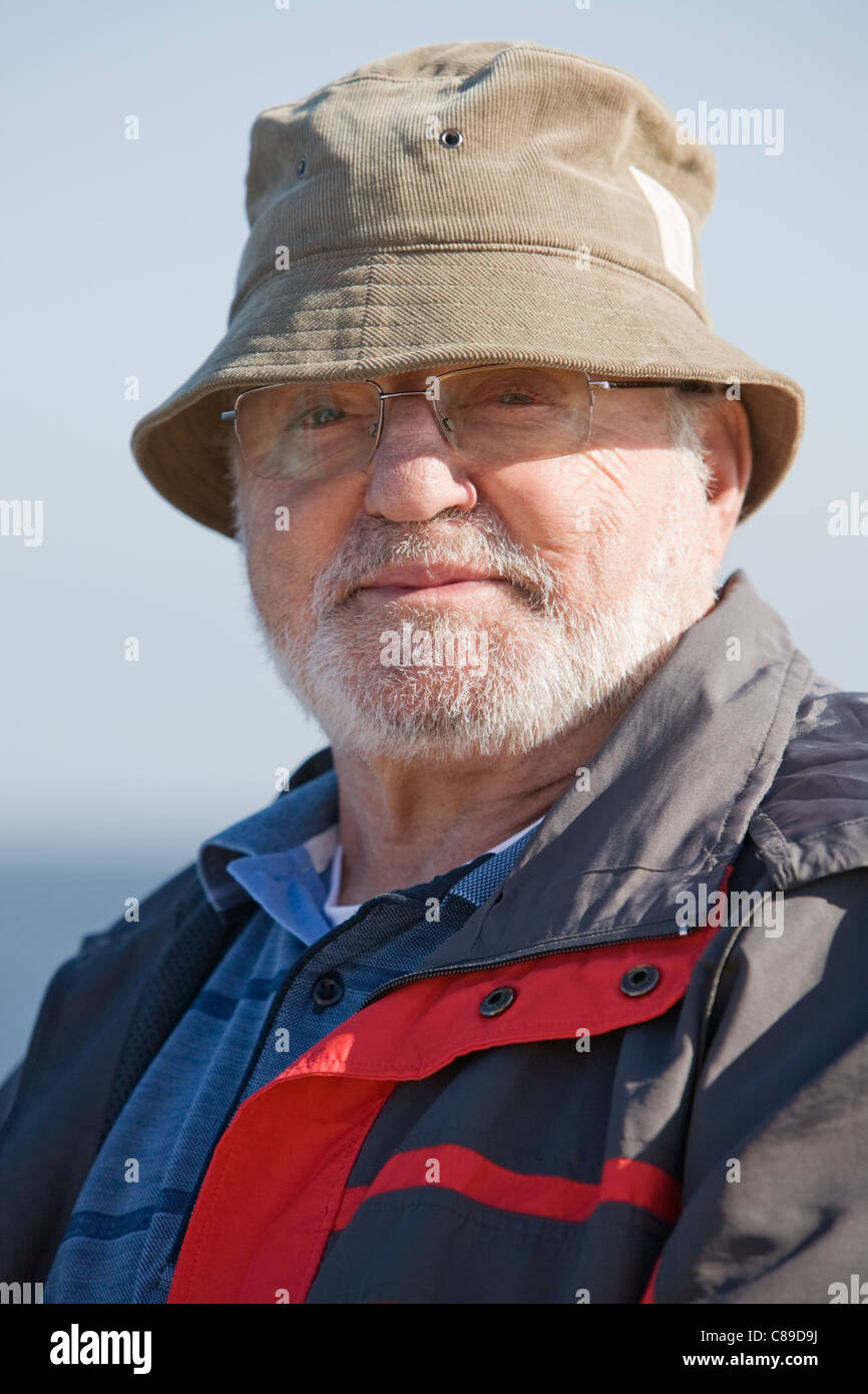 Ritratto di uomo anziano indossando cloche hat, sorridente Foto Stock