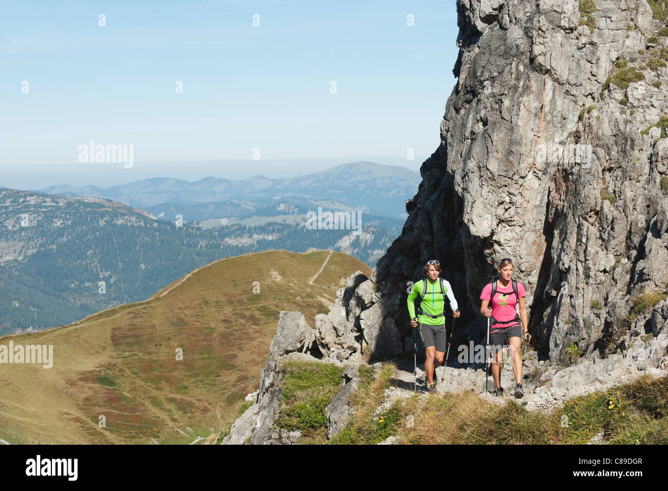 Austria, Kleinwalsertal, l uomo e la donna escursionismo vicino a rocce di montagna Foto Stock