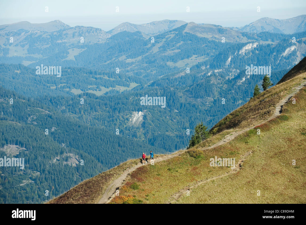 Austria, Kleinwalsertal, l uomo e la donna trekking sul Sentiero di montagna Foto Stock