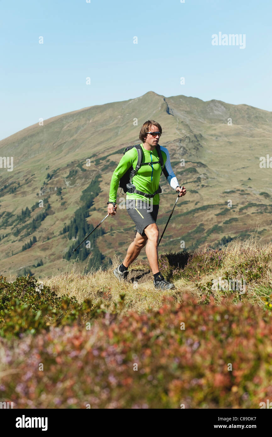 Austria, Kleinwalsertal, metà uomo adulto trekking sul Sentiero di montagna Foto Stock