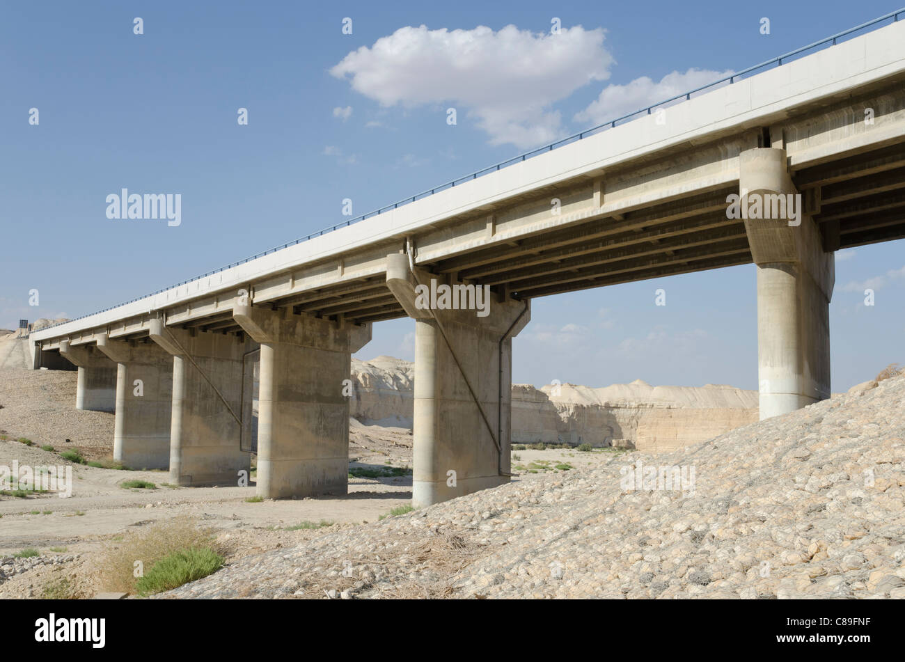 Ponte stradale sulla strada 90 nel deserto. Arava Valley. Israele Foto Stock