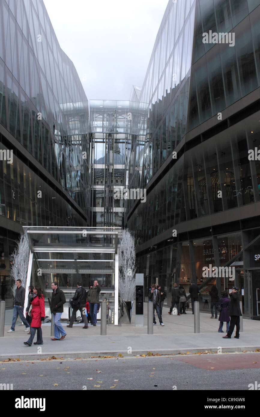 Una nuova modifica centro commerciale vicino alla Cattedrale di St Paul London Foto Stock