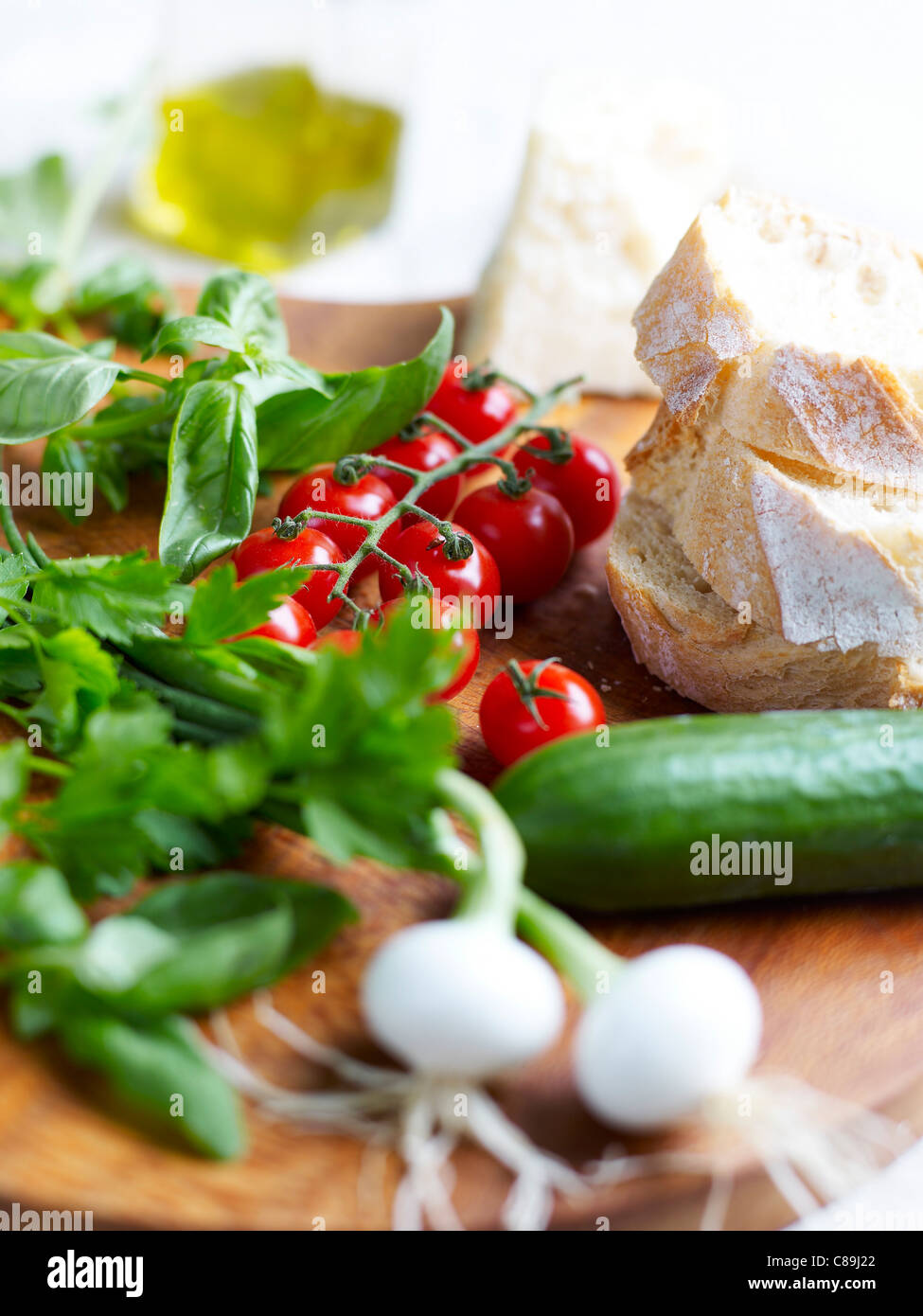 Il cetriolo,cipolline,pomodori ciliegia,erbe fresche,pane e formaggio Foto Stock