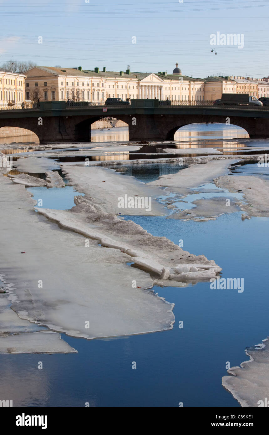 Ghiaccio sul fiume Fontanka (Belinskogo ponte, San Pietroburgo, Russia) Foto Stock