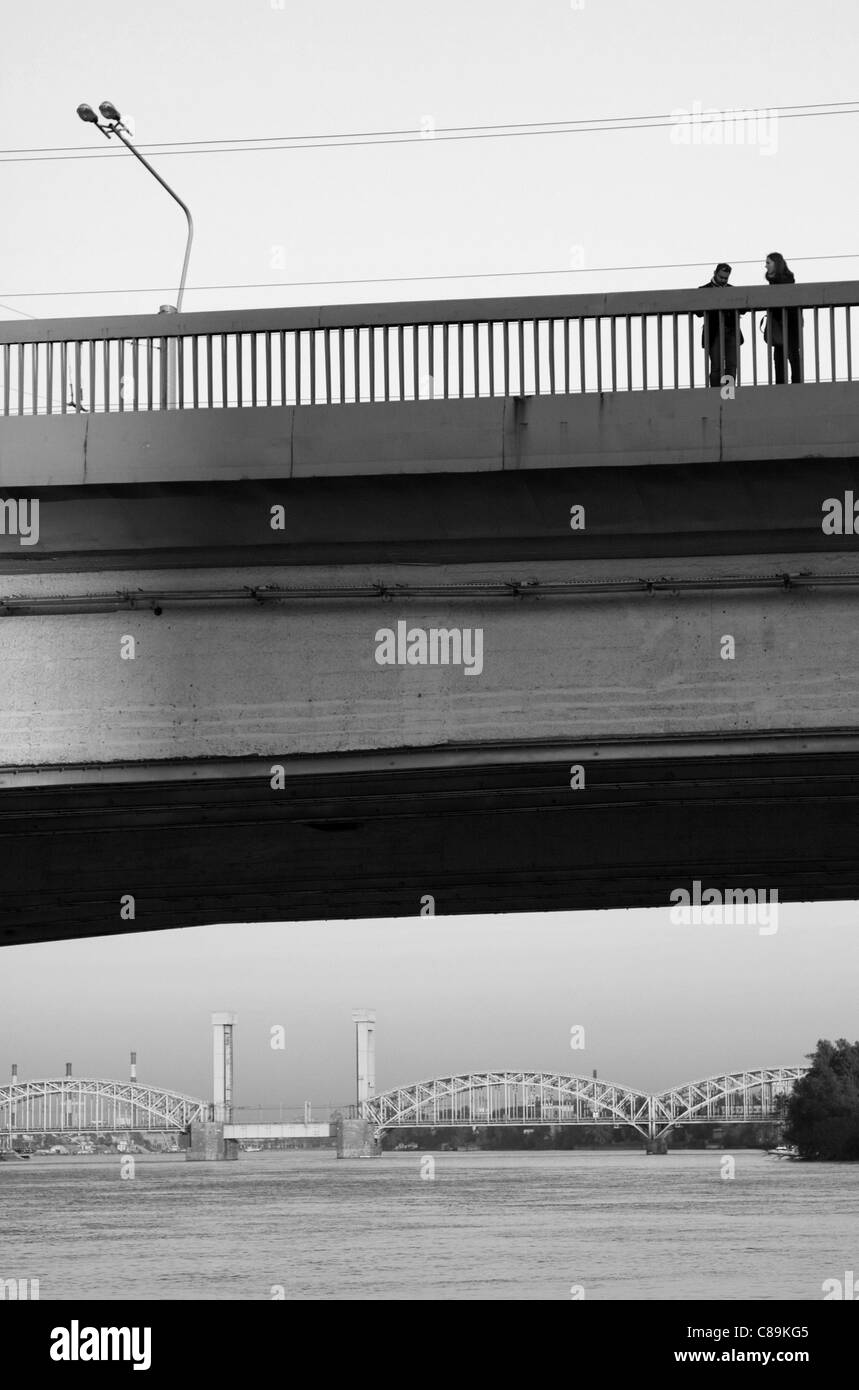 Un giovane su un ponte Foto Stock