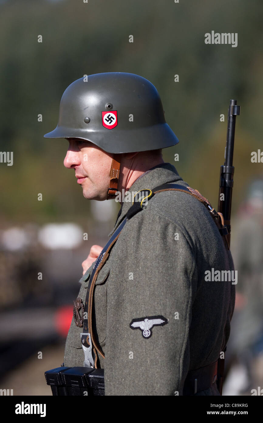 I tedeschi (guardie della stazione ferroviaria) a 'le Visham' o Levisham il 16th ottobre 2011. Soldati dell'esercito tedesco in costume, seconda guerra mondiale, seconda guerra mondiale, seconda guerra mondiale, seconda guerra mondiale, WW2 riattori al Pickering War and Wartime Weekend, North Yorkshire, Regno Unito Foto Stock