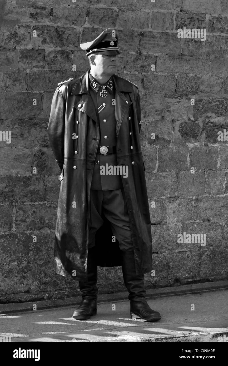 Ufficiale SS del soldato dell'esercito tedesco, con croce di ferro che  indossa il cappotto e il cappotto grandi di pelle. I re-enattori militari  tedeschi sono stati basati a 'le Visham' o Levisham