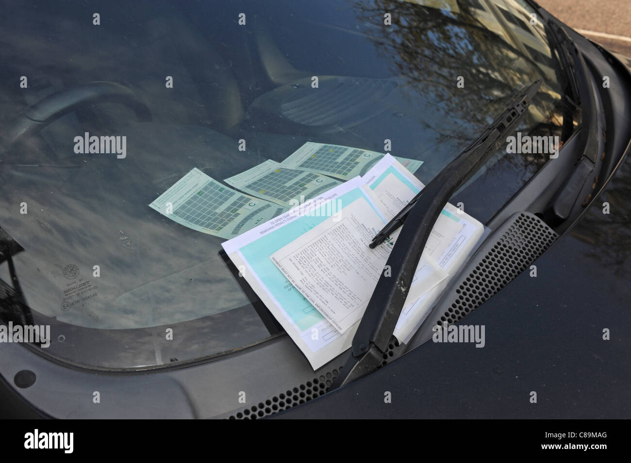 Parabrezza per auto con 2 i biglietti di parcheggio attaccata nella città di Brighton Regno Unito Foto Stock