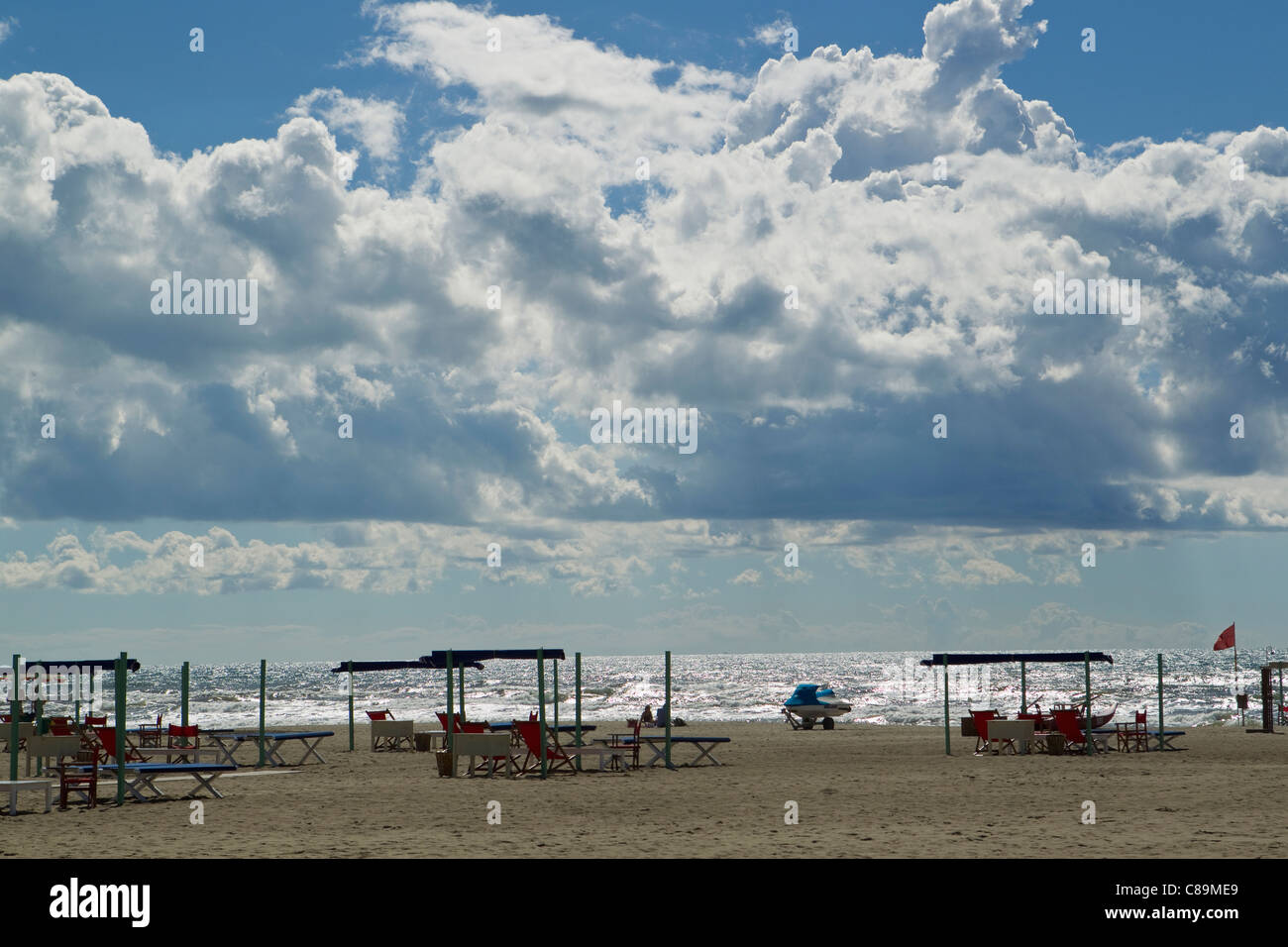 L'Italia, Forte dei Marmi, la vista della spiaggia di sabbia con cielo blu e bianco dense nubi Foto Stock