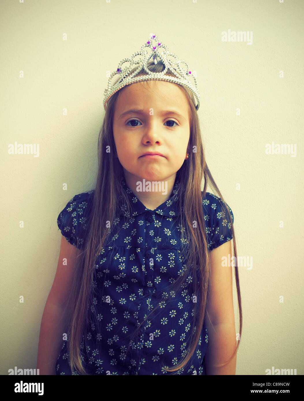 Cross-elaborati ritratto di una normale ragazza con toy corona sulla sua testa Foto Stock
