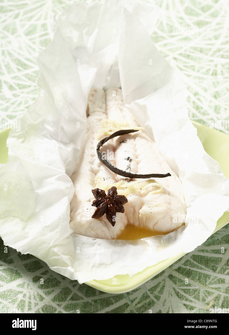 Merluzzo,vaniglia e zenzero cucinato in carta oleata Foto Stock