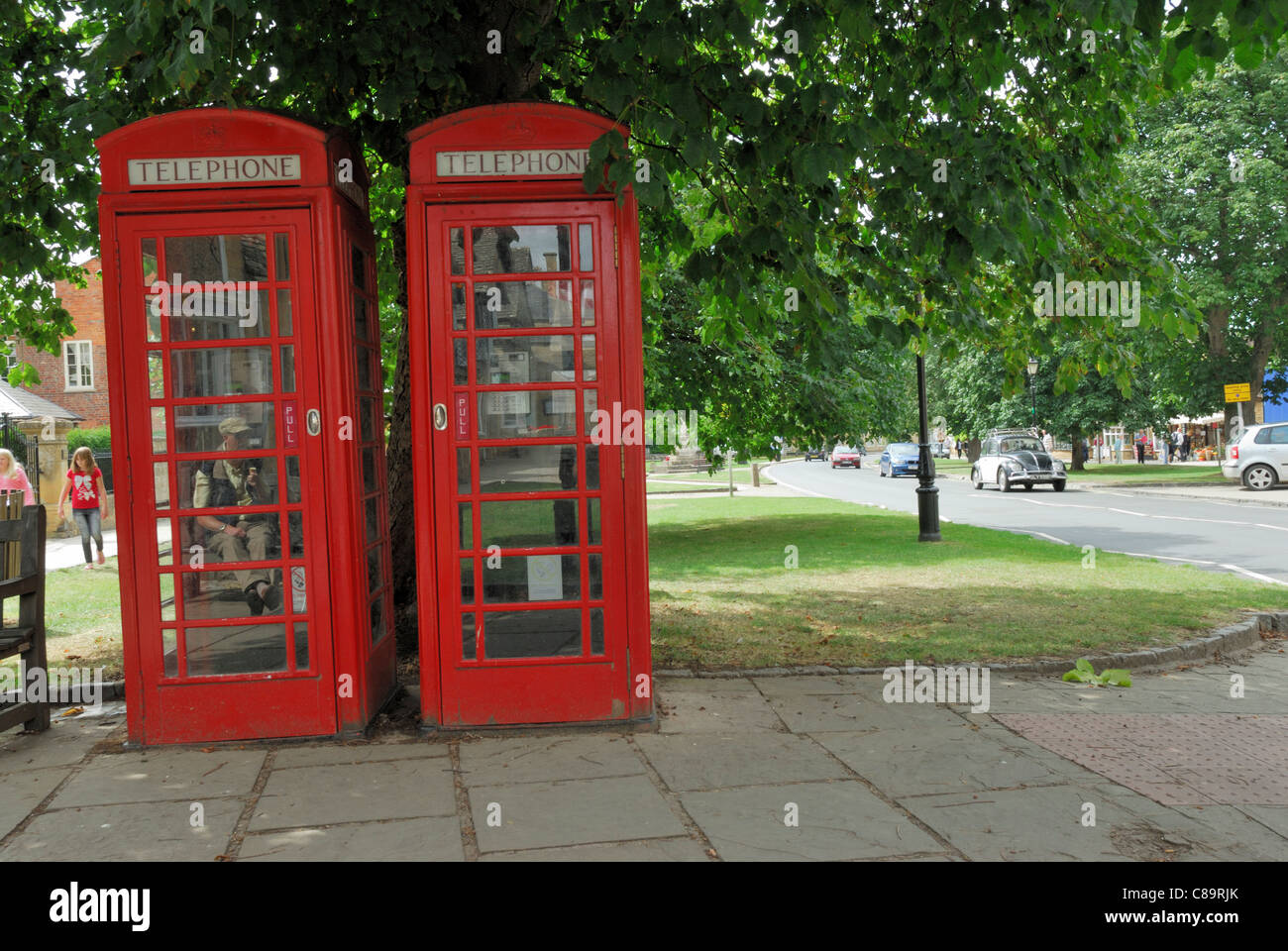Due scatole di telefono verde villaggio, Main Street Broadway village west Cotswolds Foto Stock