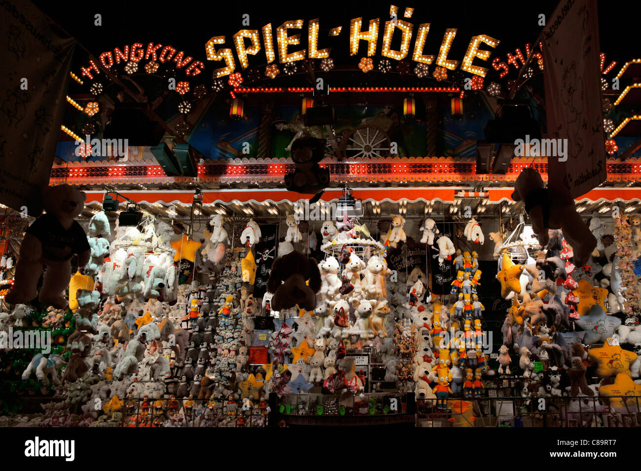 Germania, Stoccarda, vista di carnevale il gioco d'azzardo stand di notte Foto Stock