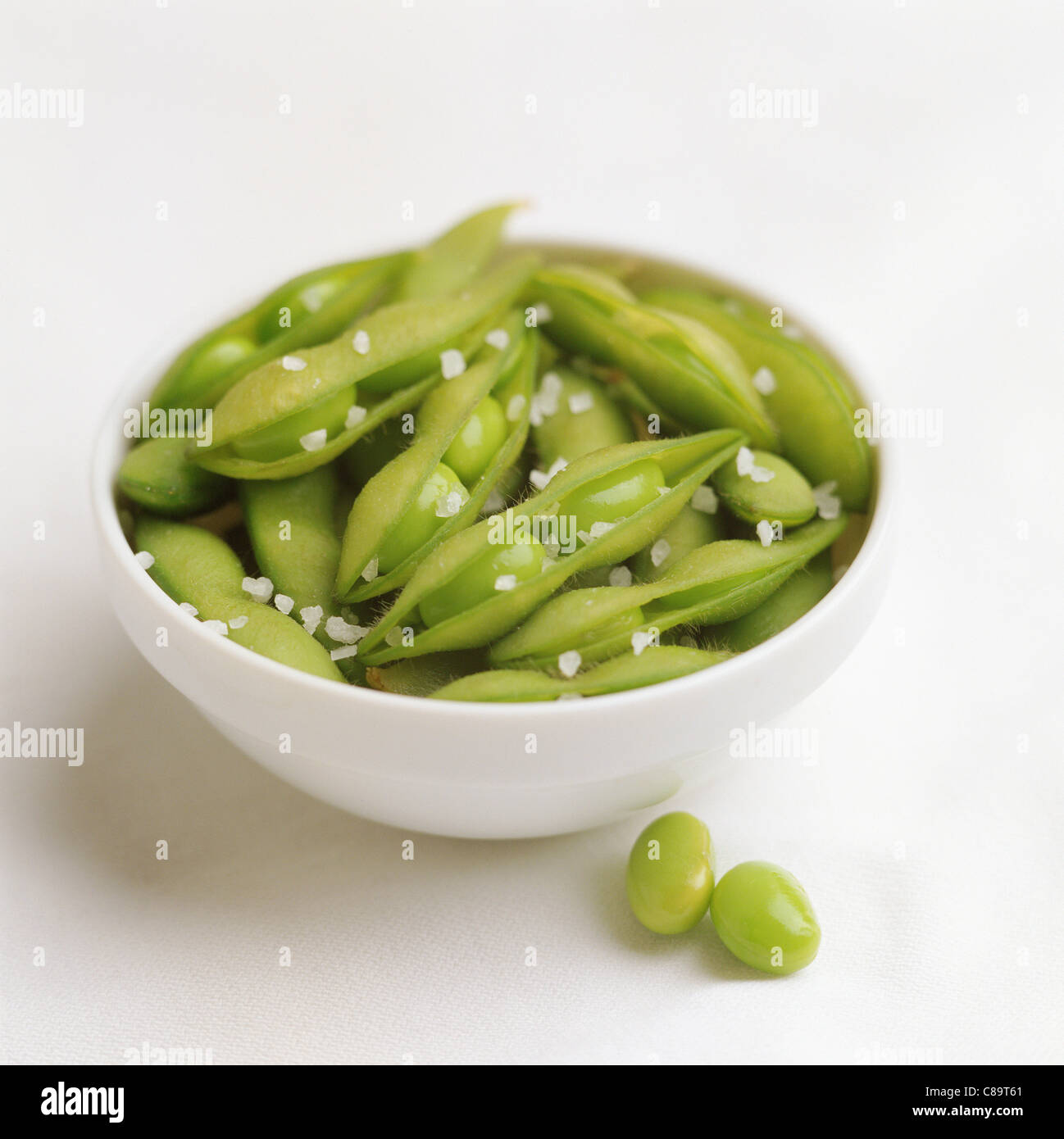 I semi di soia / Edamame fagioli in ciotola bianco Foto Stock