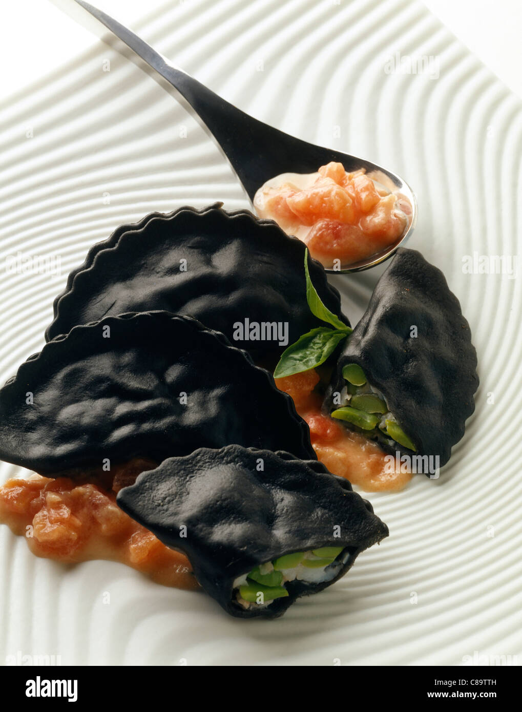 Ravioli ripieni di carne di granchio, zafferano e fave Foto Stock