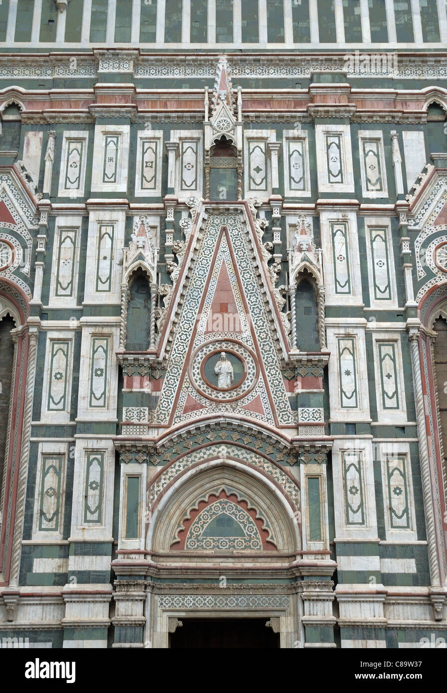 Frammento della facciata della Basilica di Santa Maria del Fiore a Florencia, Italia. Foto Stock