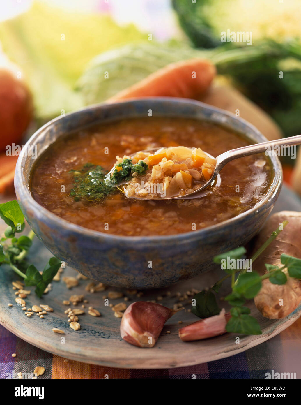 Oat e quinoa minestra di verdure e pesto di crescione Foto Stock