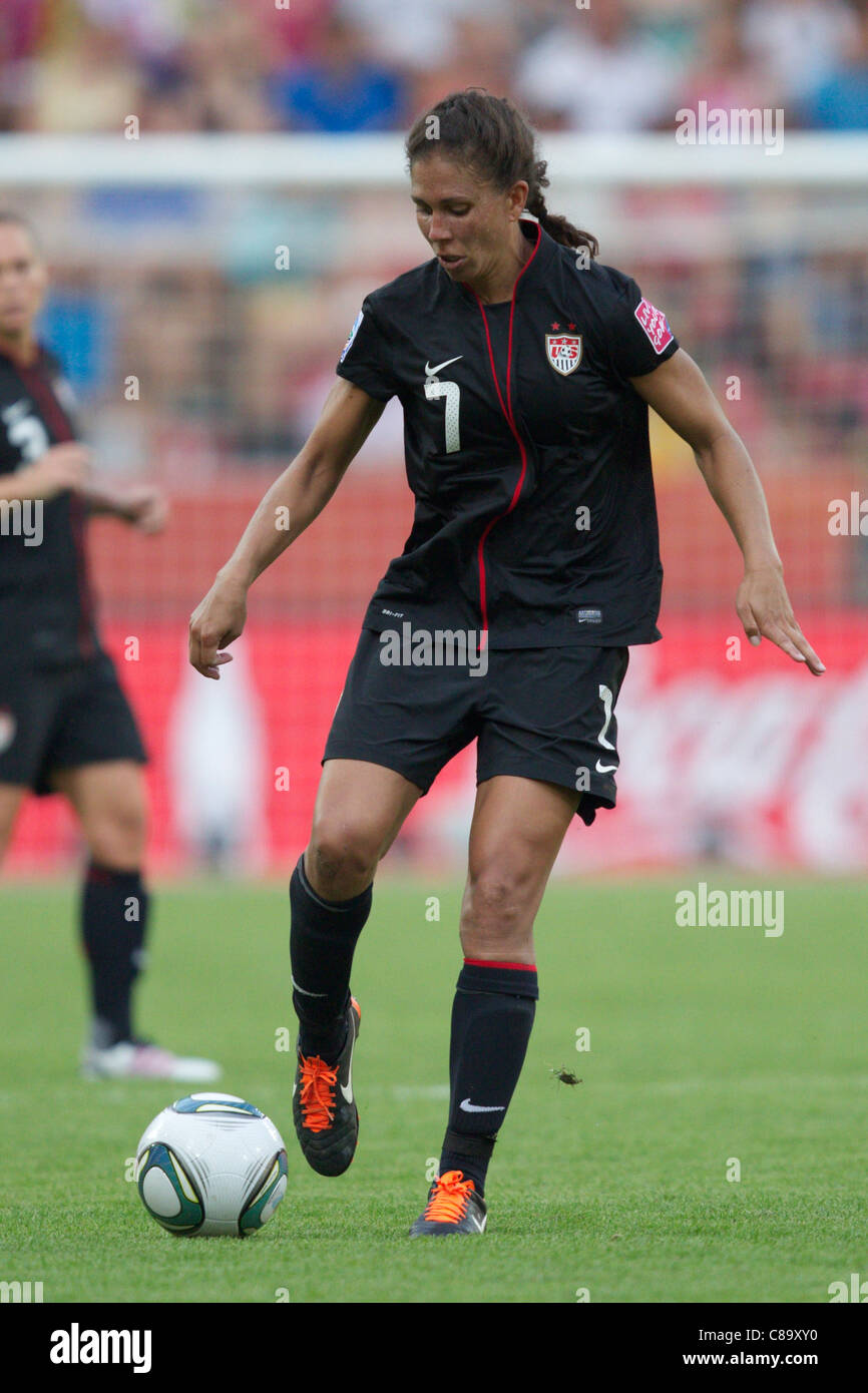 Shannon Boxx degli Stati Uniti passa la palla durante una FIFA Coppa del Mondo Donne quarterfinal match contro il Brasile. Foto Stock