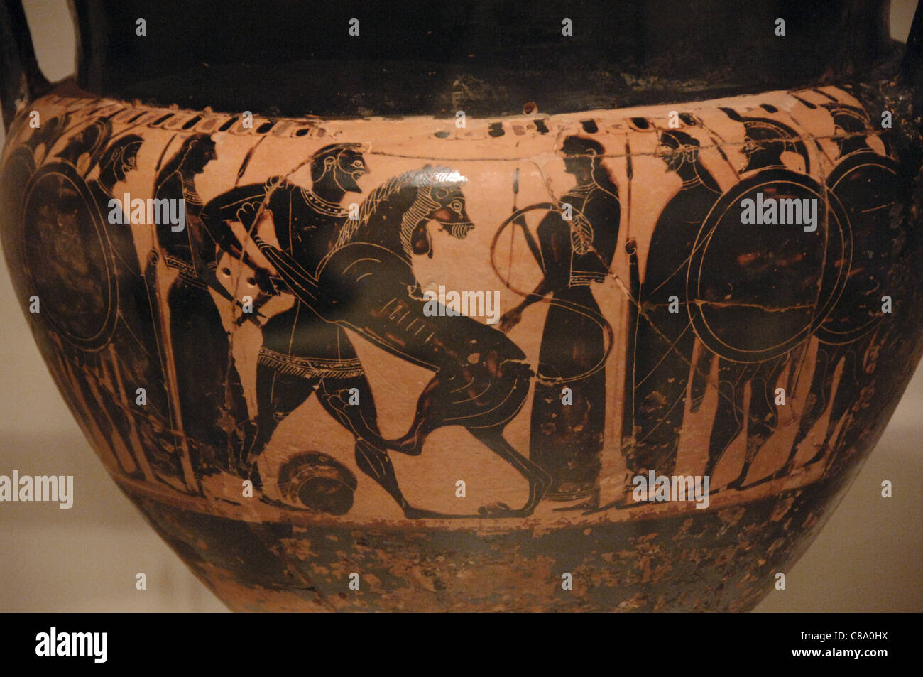Primo lavoro di Ercole: uccidere il leone nemeo e prendere la loro pelle. 550-540 A.C. Museo Archeologico Nazionale. Atene. La Grecia. Foto Stock