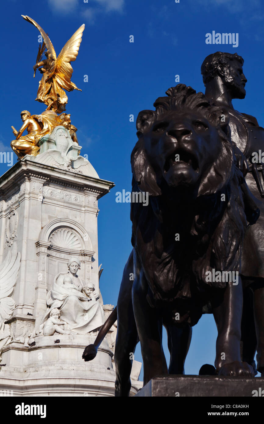 La regina Victoria Memorial e Sir Thomas Brock statua Foto Stock