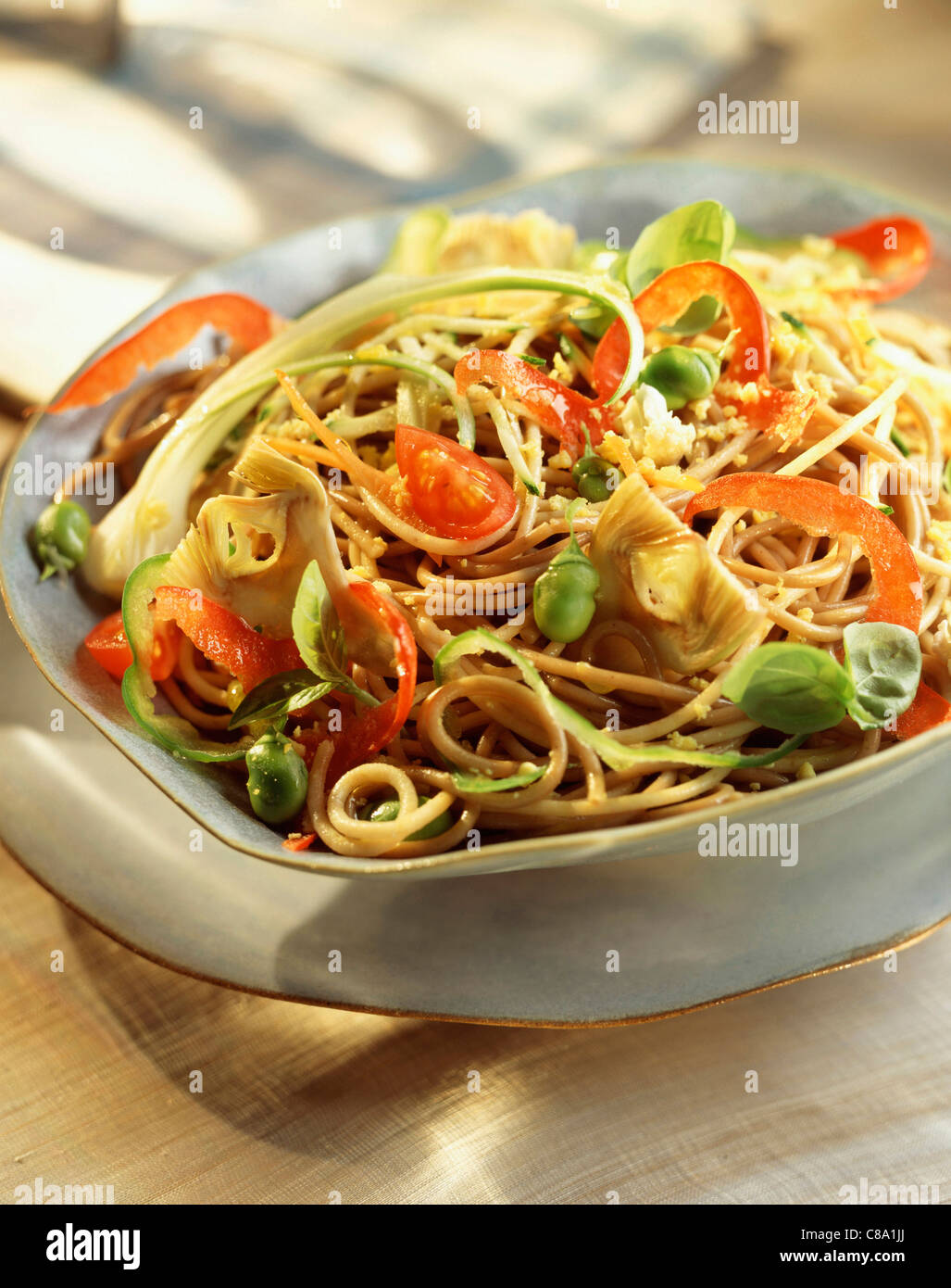 Noodles saltati in purea di acciughe con verdure croccanti Foto Stock