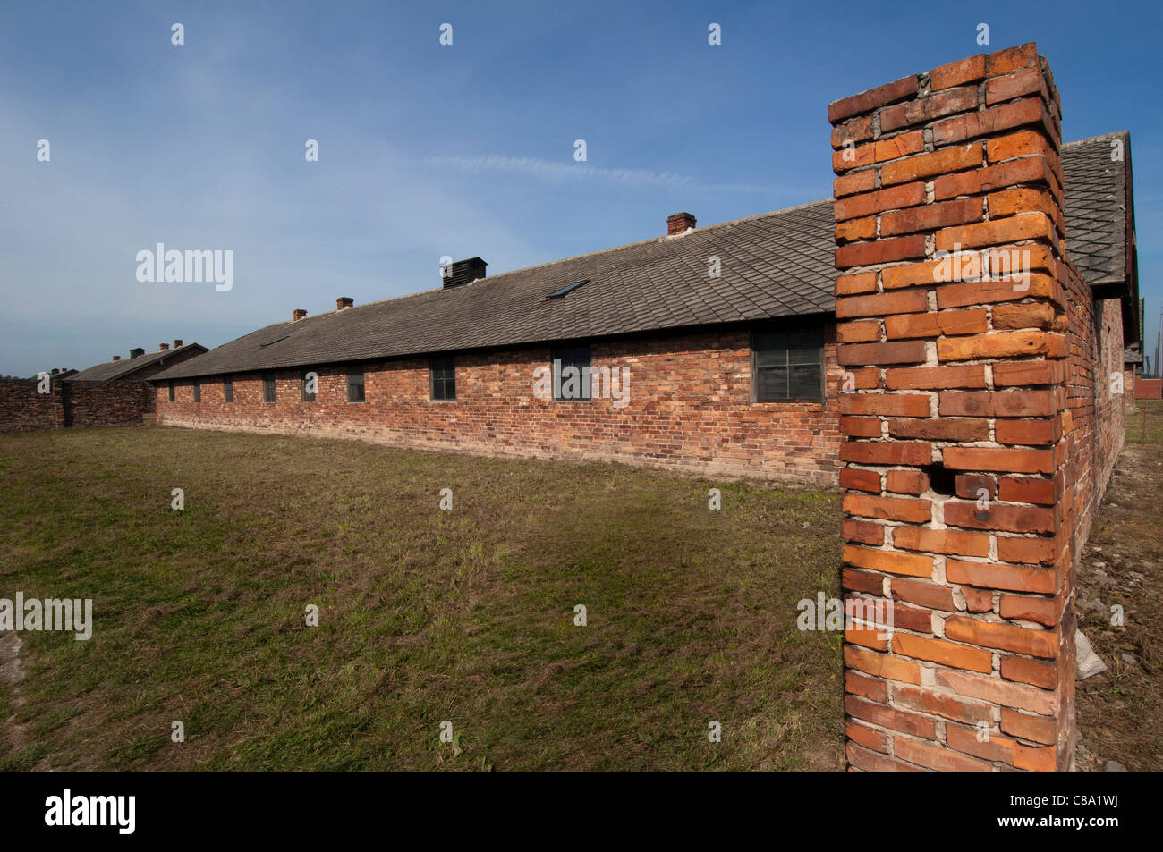 Auschwitz II - Birkenau concentrazione e sterminio camp, Oswiceim, Polonia. Colpo esterno dei detenuti la caserma dei Foto Stock