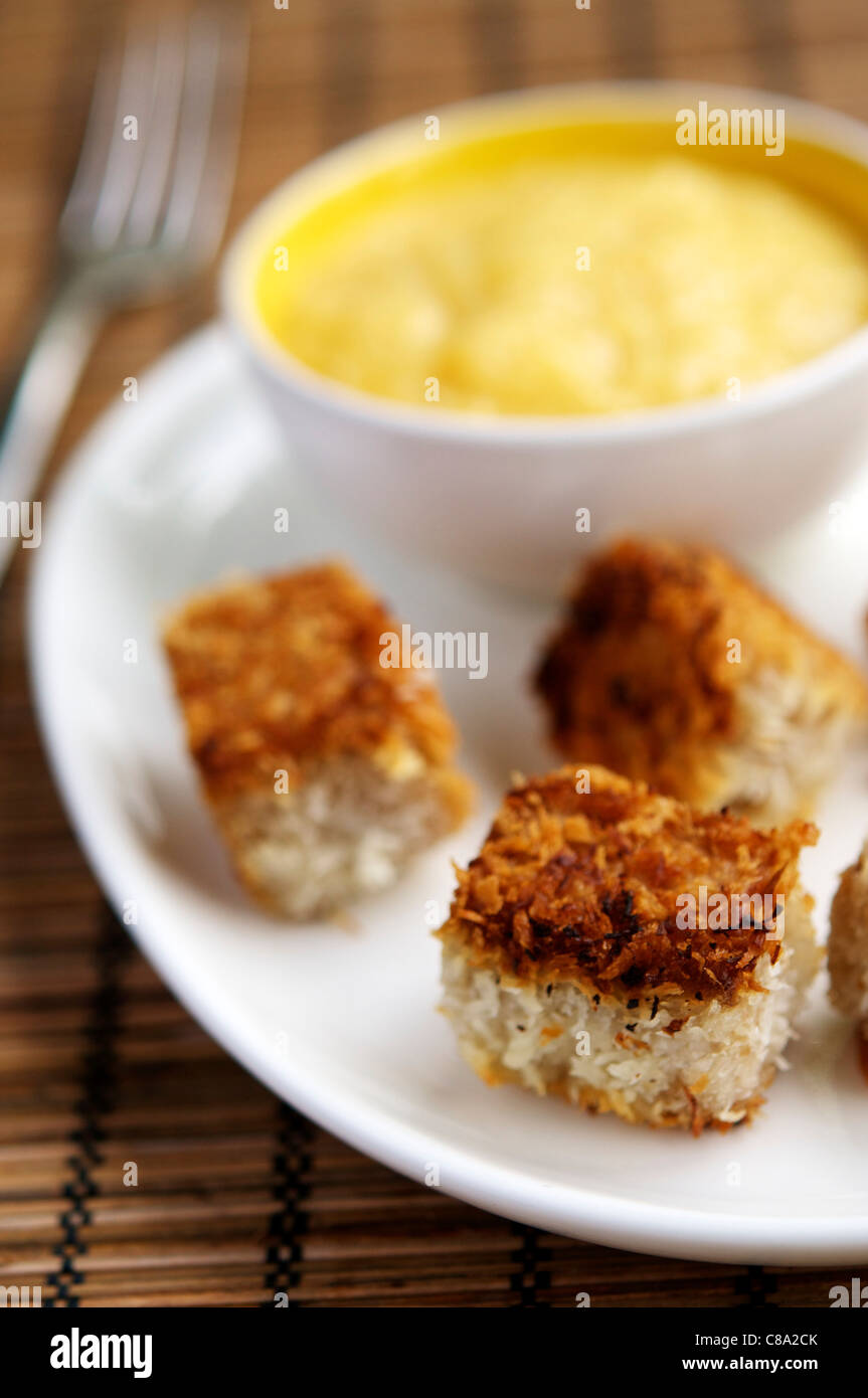 Noce di cocco croccante crosta tofu poppers con un peperoncino crema di mango. Foto Stock