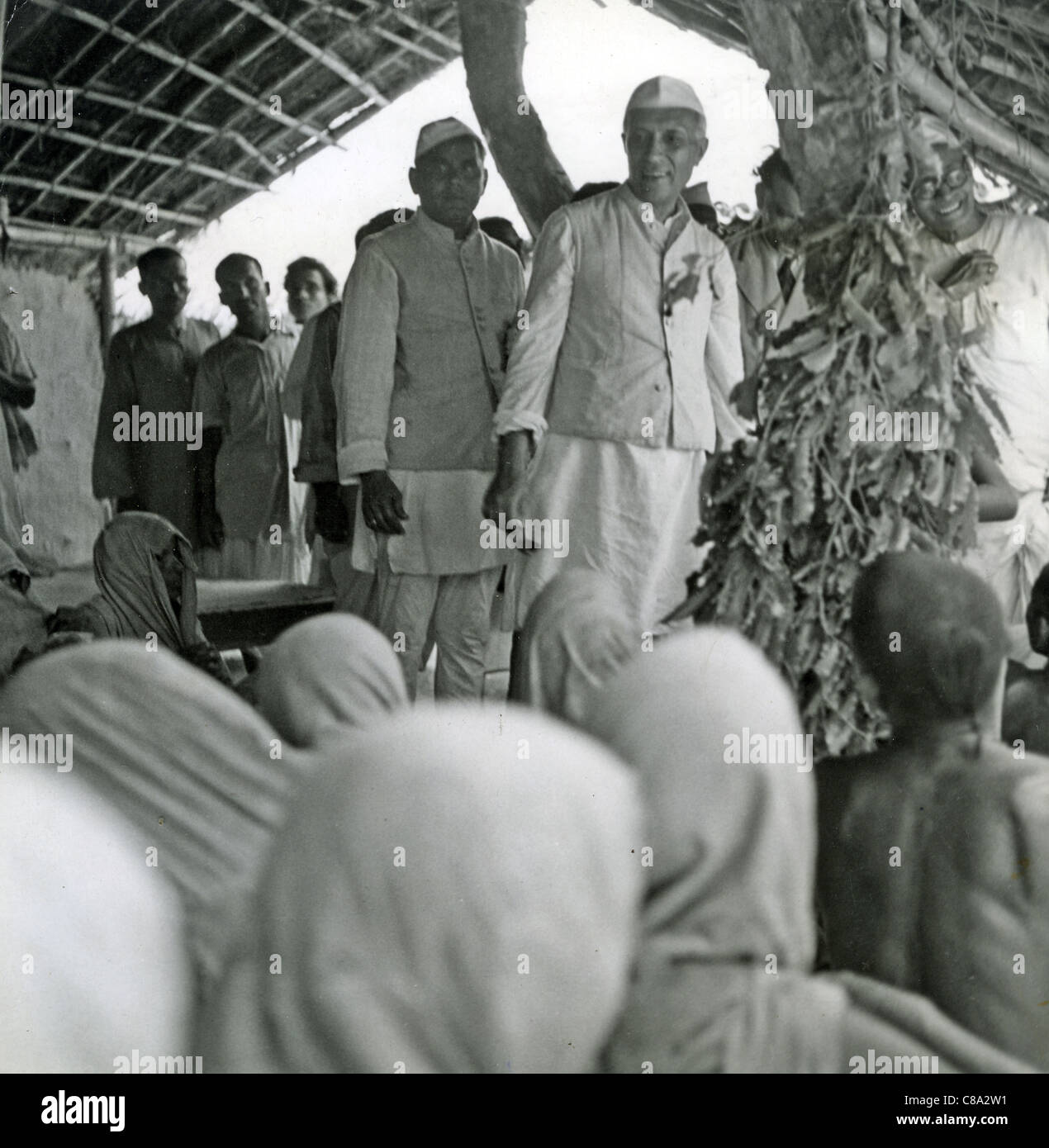 JAWAHARLAL NEHRU (1889-1964) come Primo Ministro indiano a una carestia Bihari centro di sfiato di circa 1960 Foto Stock