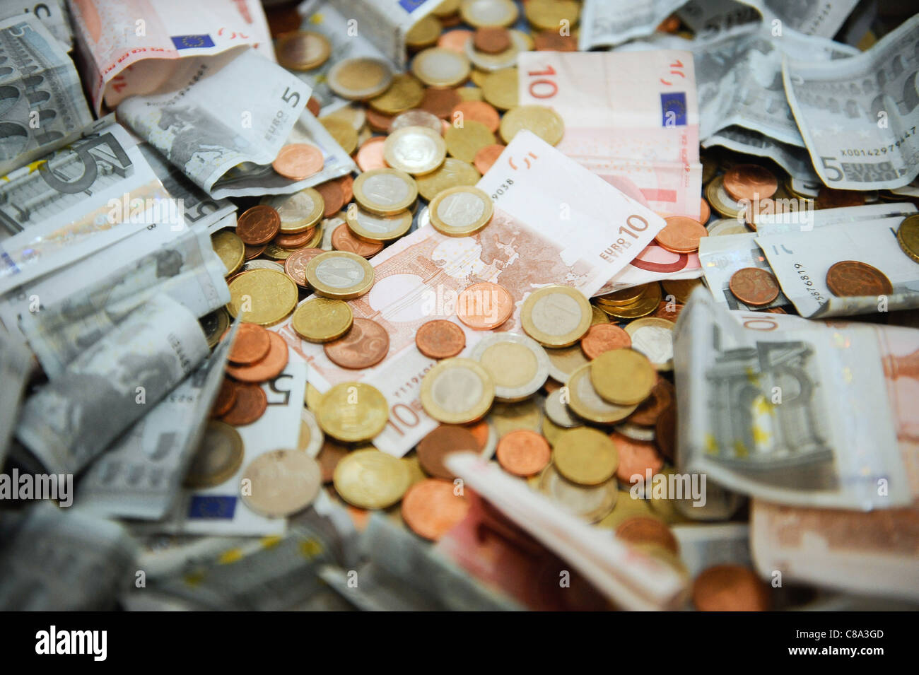 Il denaro in un contenitore di vetro Foto Stock