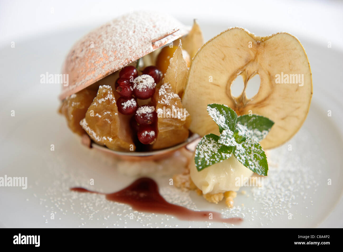 La Nouvelle Cuisine gourmet apple gelato dessert Foto Stock