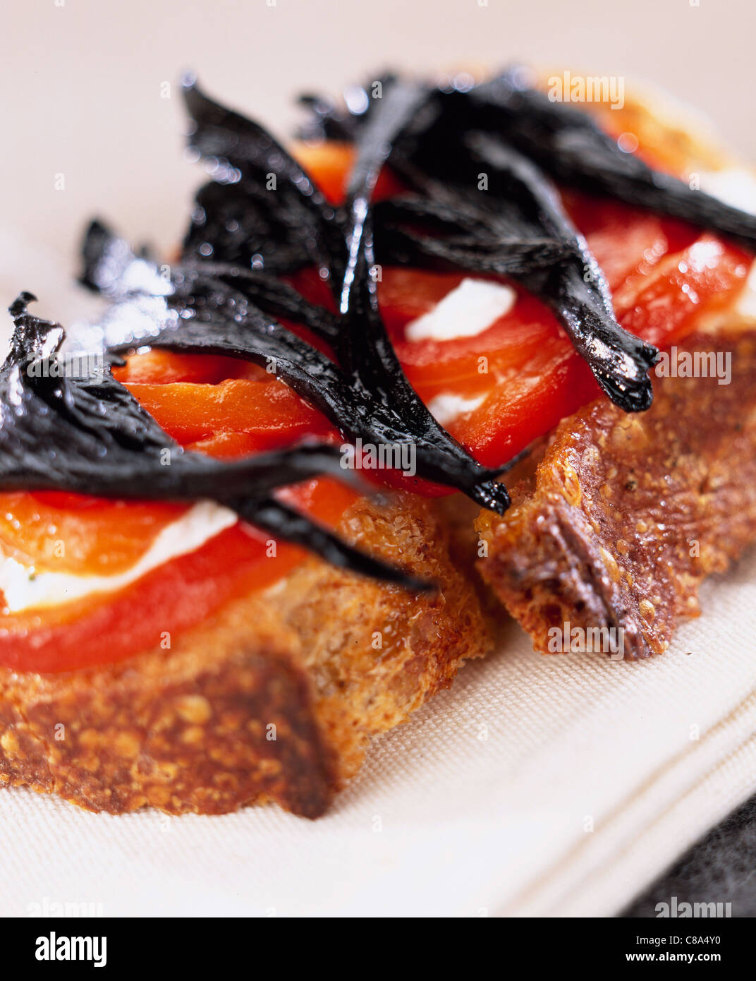 Grigliata di morte di funghi di testa su pane Foto Stock
