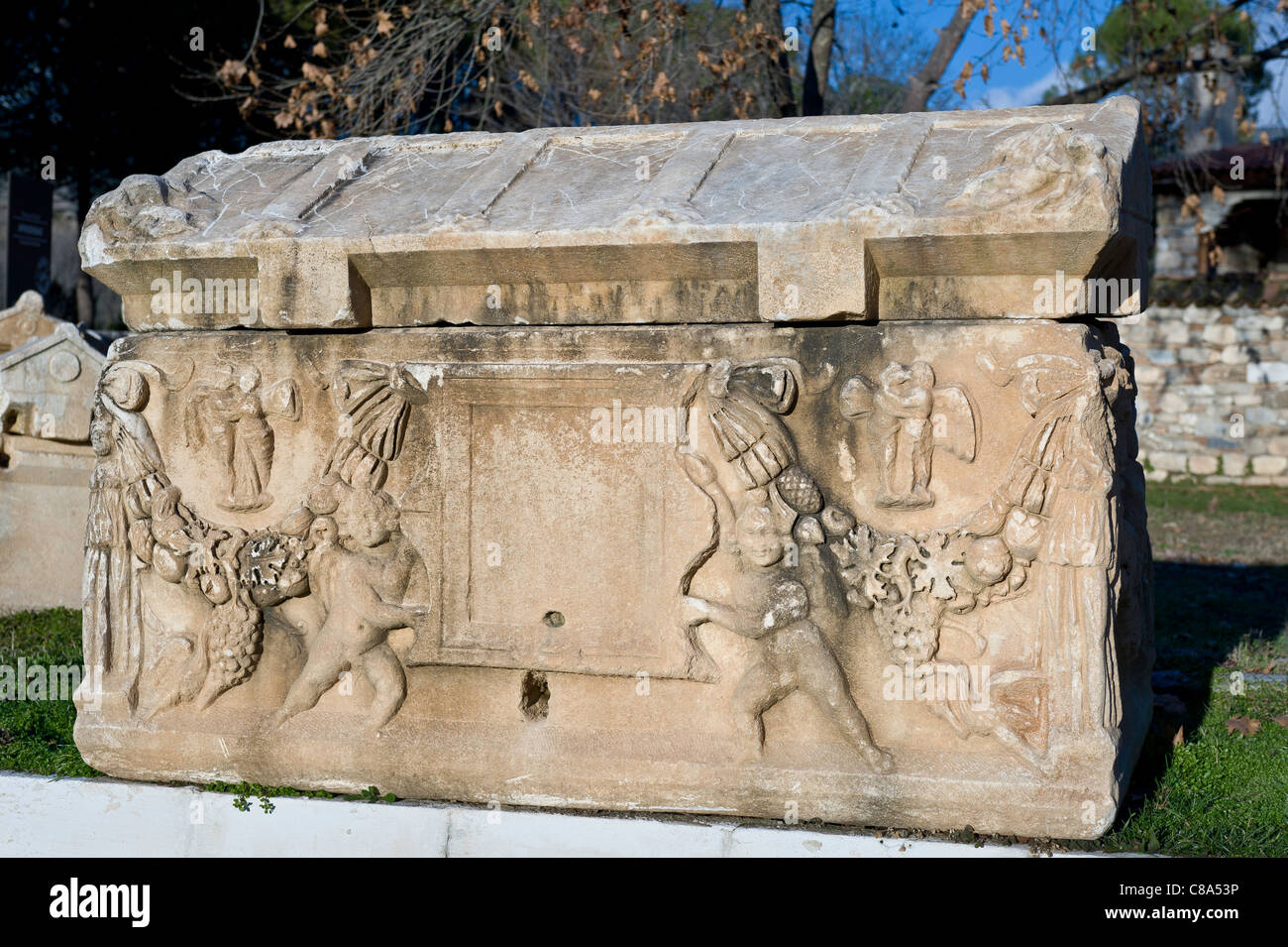 Un sarcofago entro il cortile di Aphrodisias open air museum, Aydin, Turchia Foto Stock