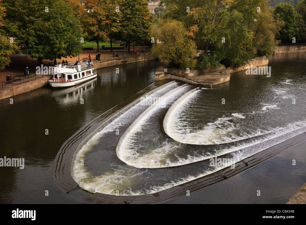 Visite turistiche in barca di crociera ormeggiato sul fiume Avon da Pulteney weir a Bath Somerset England Regno Unito Gran Bretagna Foto Stock