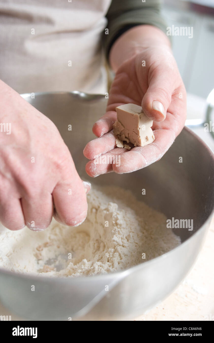 Aggiungere il lievito per la farina Foto Stock