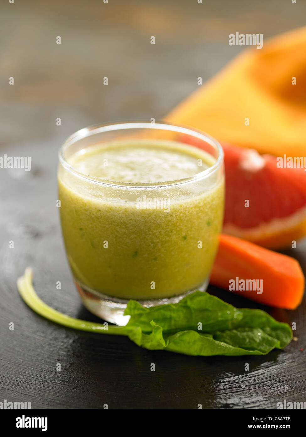 Gli spinaci,pompelmo e frullato di carota Foto Stock