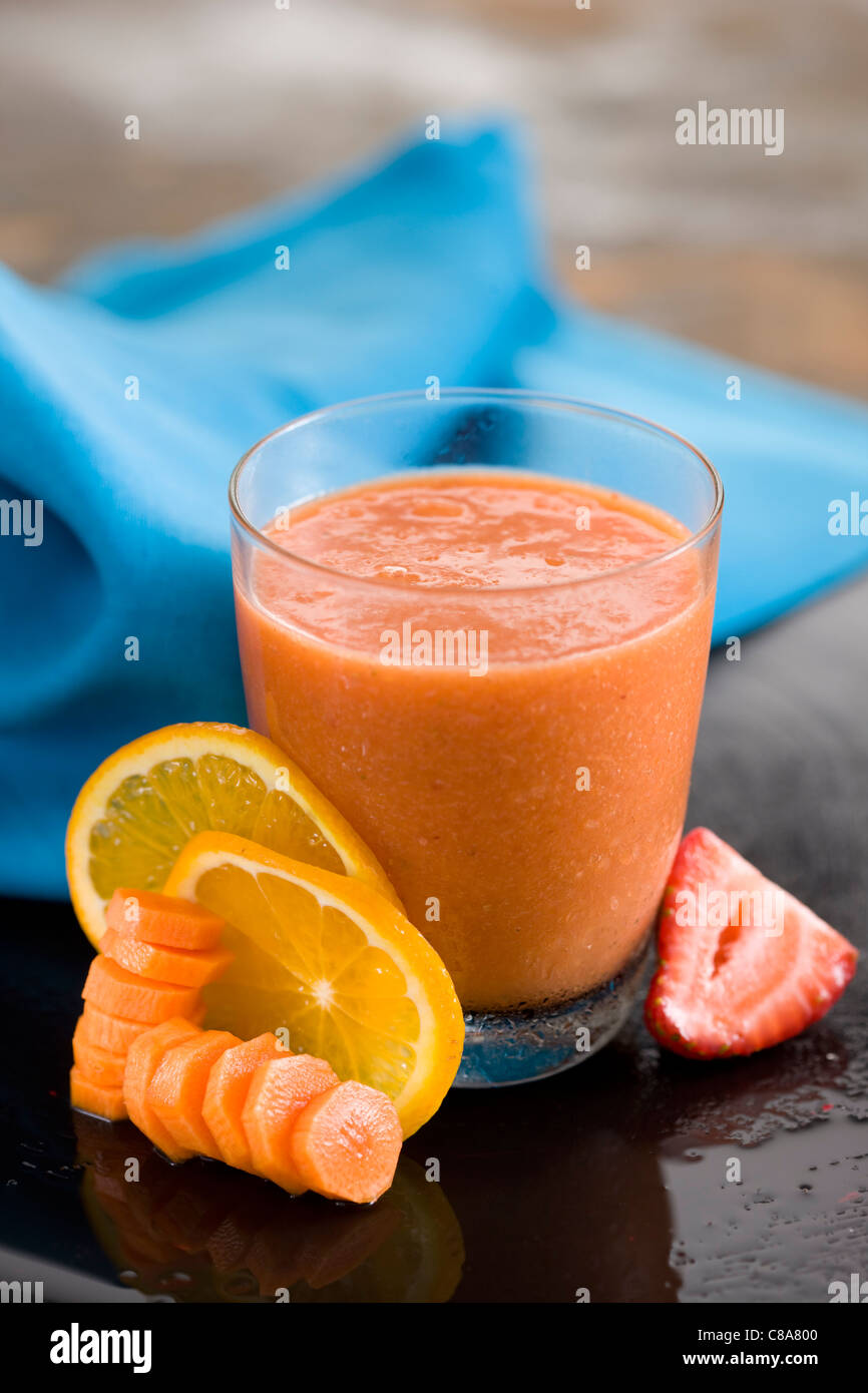 La carota, fragole e succo di arancia Foto Stock