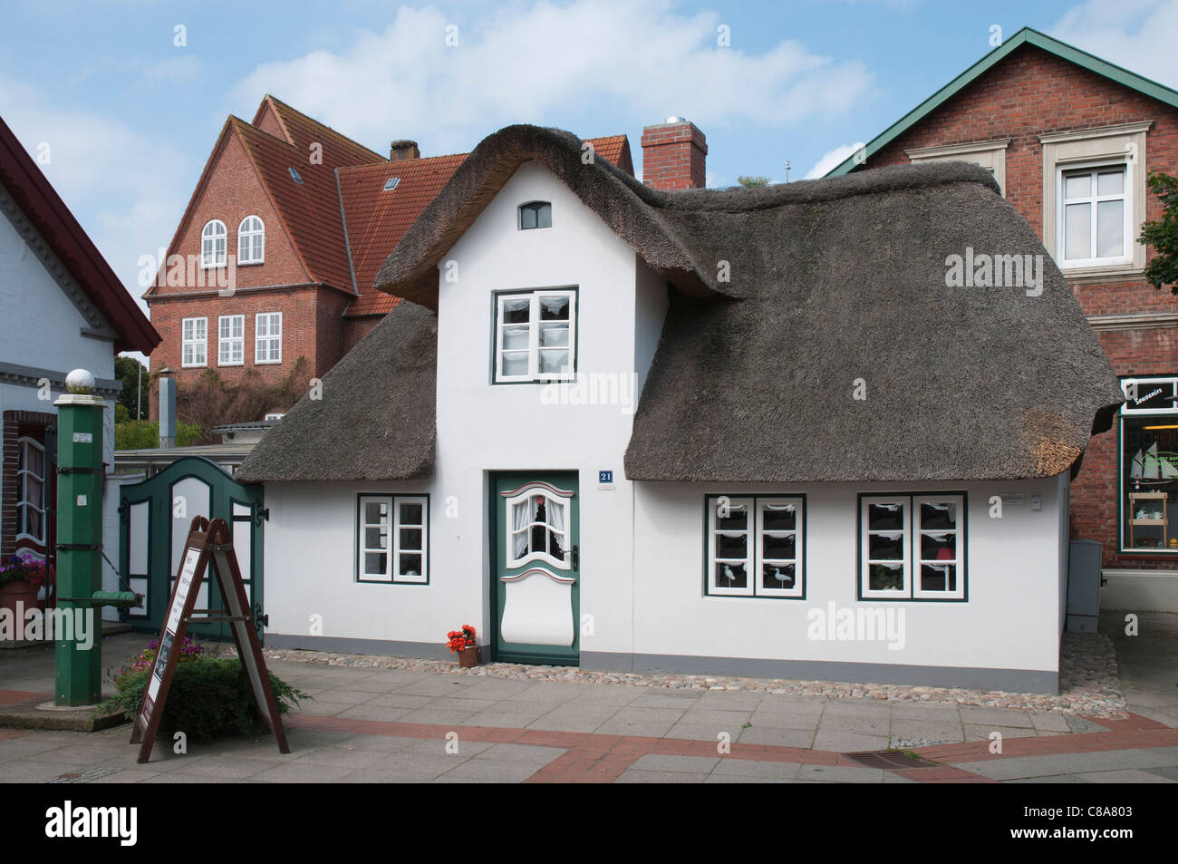 Con tetto di paglia house, Wyk su Foehr, Nord Isole Frisone, Nord Friesland, Schleswig-Holstein, Germania, Europa Foto Stock