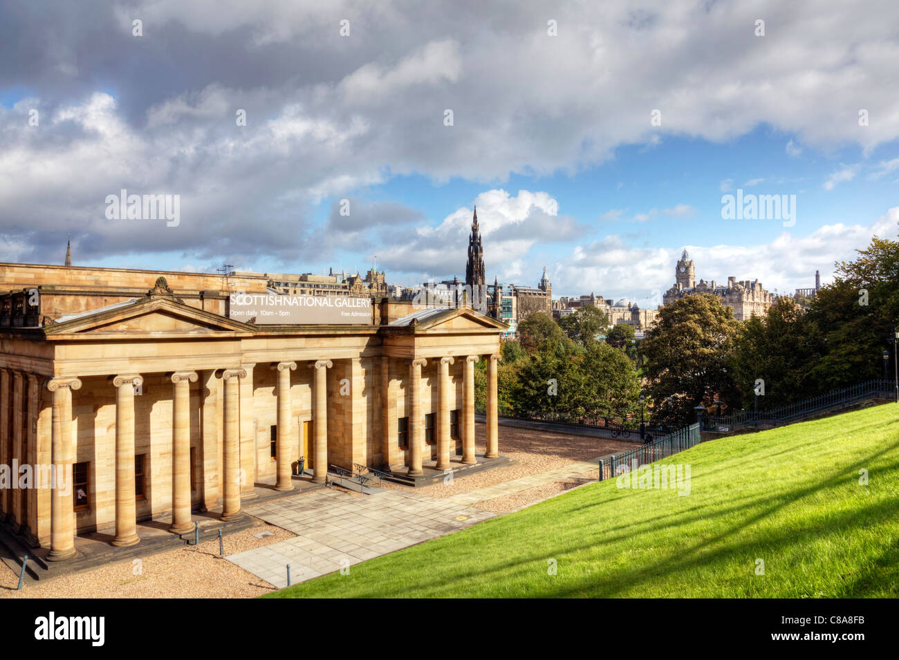 Edimburgo, Scozia, esterna di Scottish National Gallery e Monumento Scott city scape Foto Stock