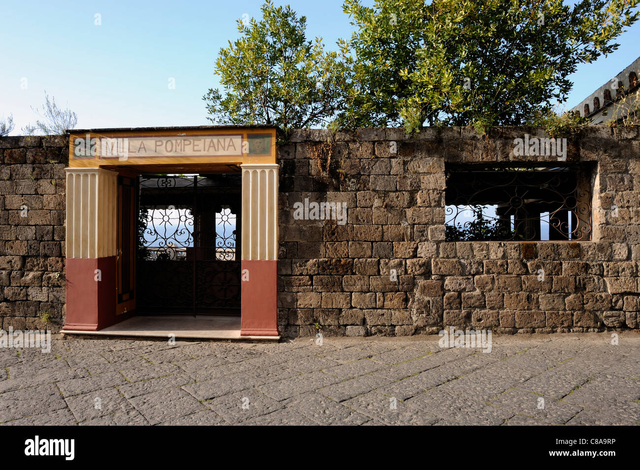 Villa Pompeiana è un ri-creazione di un pompeiani Villa costruita per il Lord Astor. La terrazza sulla scogliera è costruito in antico stile Romano Foto Stock